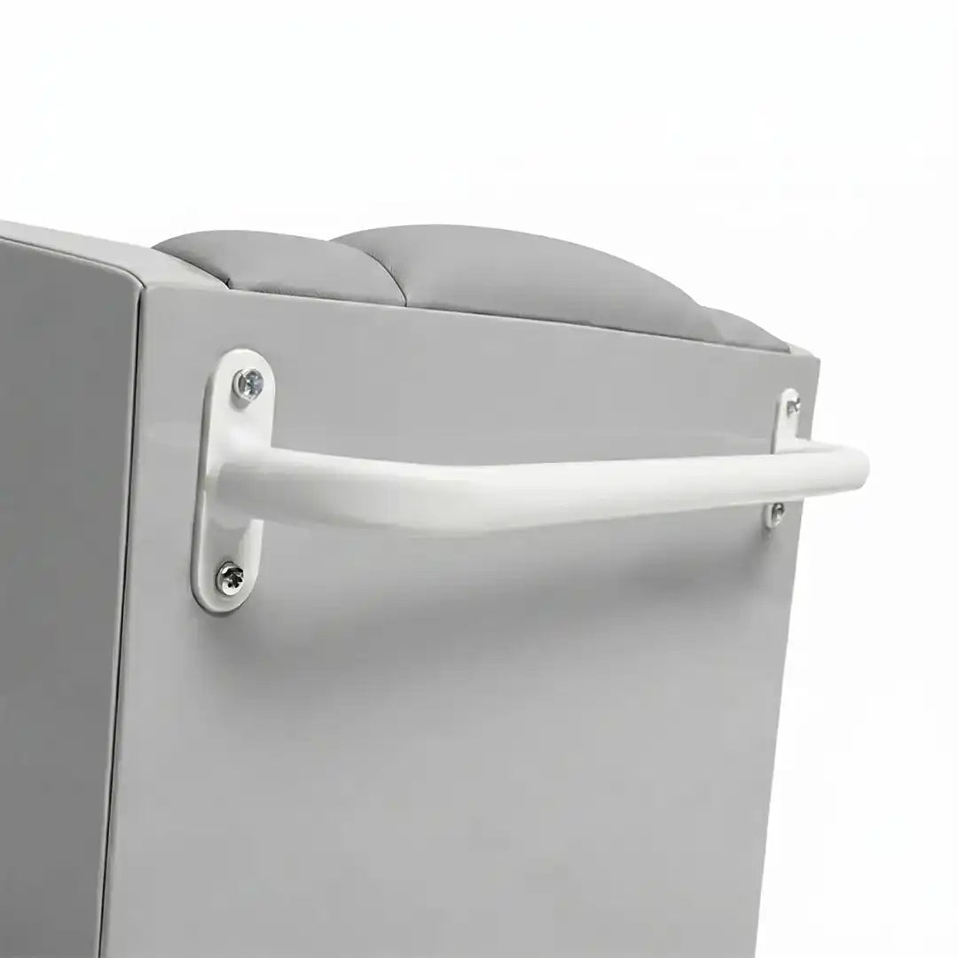Primer plano del asa de empuje posterior, diseñada ergonómicamente para que los cuidadores puedan maniobrar y trasladar el sillón entre estancias de forma segura dortomedical