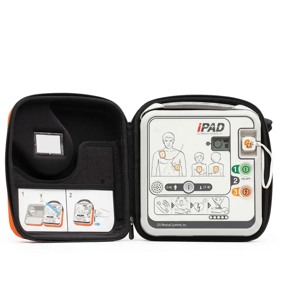 Desfibrilador iPAD CU-SPR protegido dentro de su funda de transporte visible y resistente con apertura rápida para ahorrar segundos críticos en una parada cardíaca dortomedical