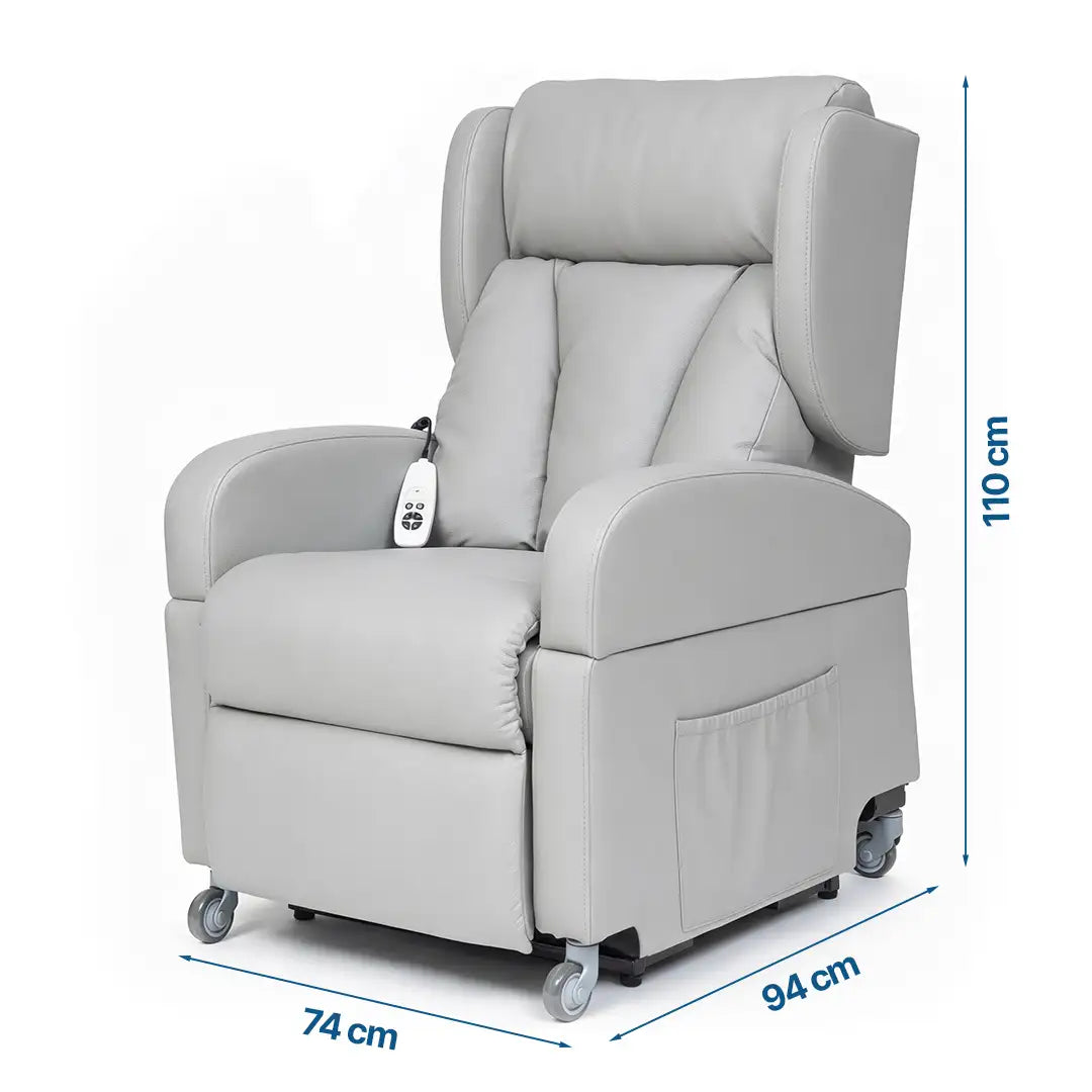 Esquema técnico con las cotas y medidas del sillón elevable, especificando el ancho total y de asiento para asegurar su encaje en habitaciones residenciales dortomedical