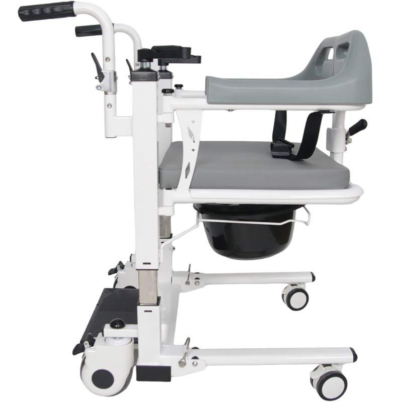 Sistema de cuatro ruedas con frenos independientes para asegurar la estabilidad total de la silla de transferencia durante su uso dorotmedical