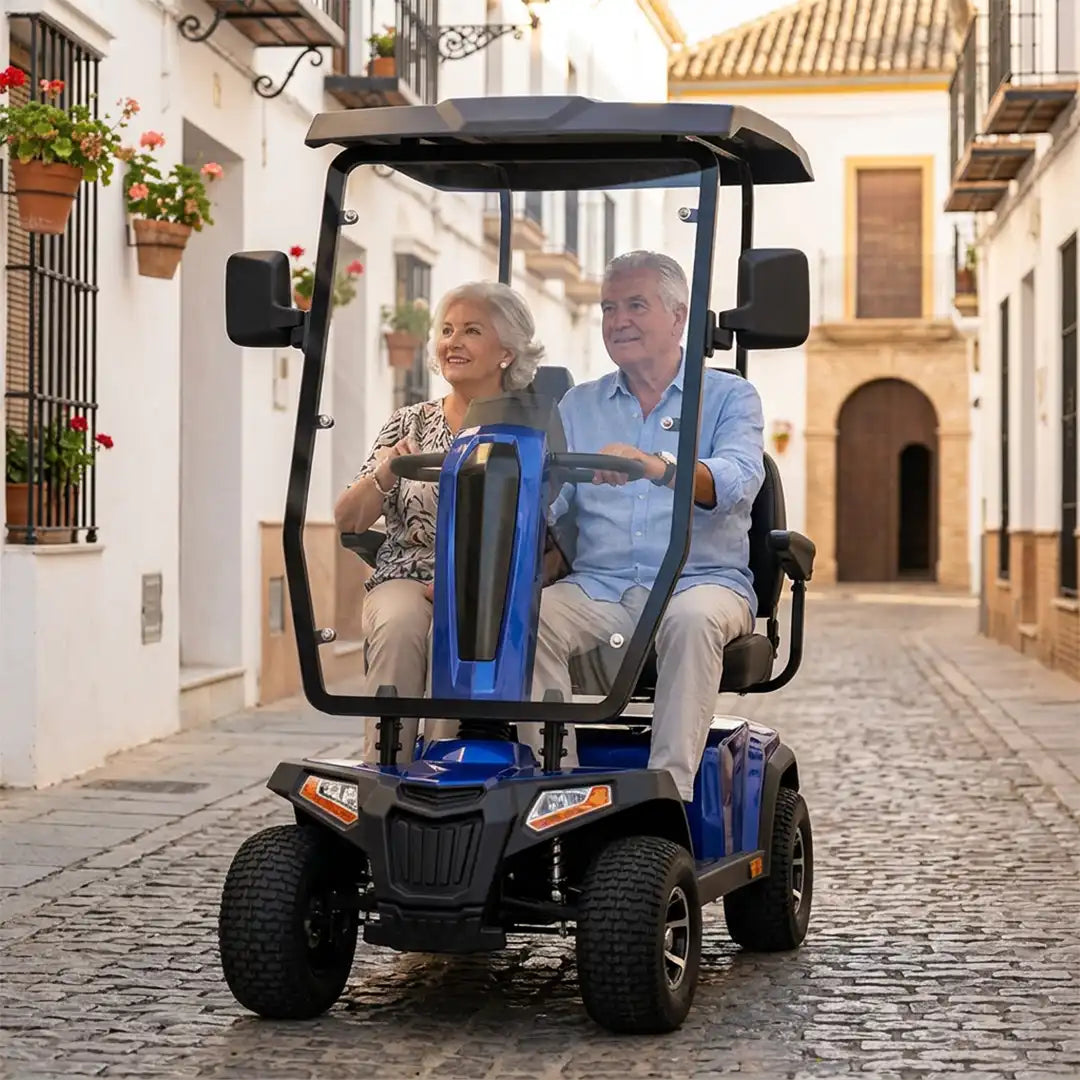 Matrimonio disfrutando de paseo utilizando el scooter eléctrico con capota para una protección frente al sol y la lluvia dortomedical
