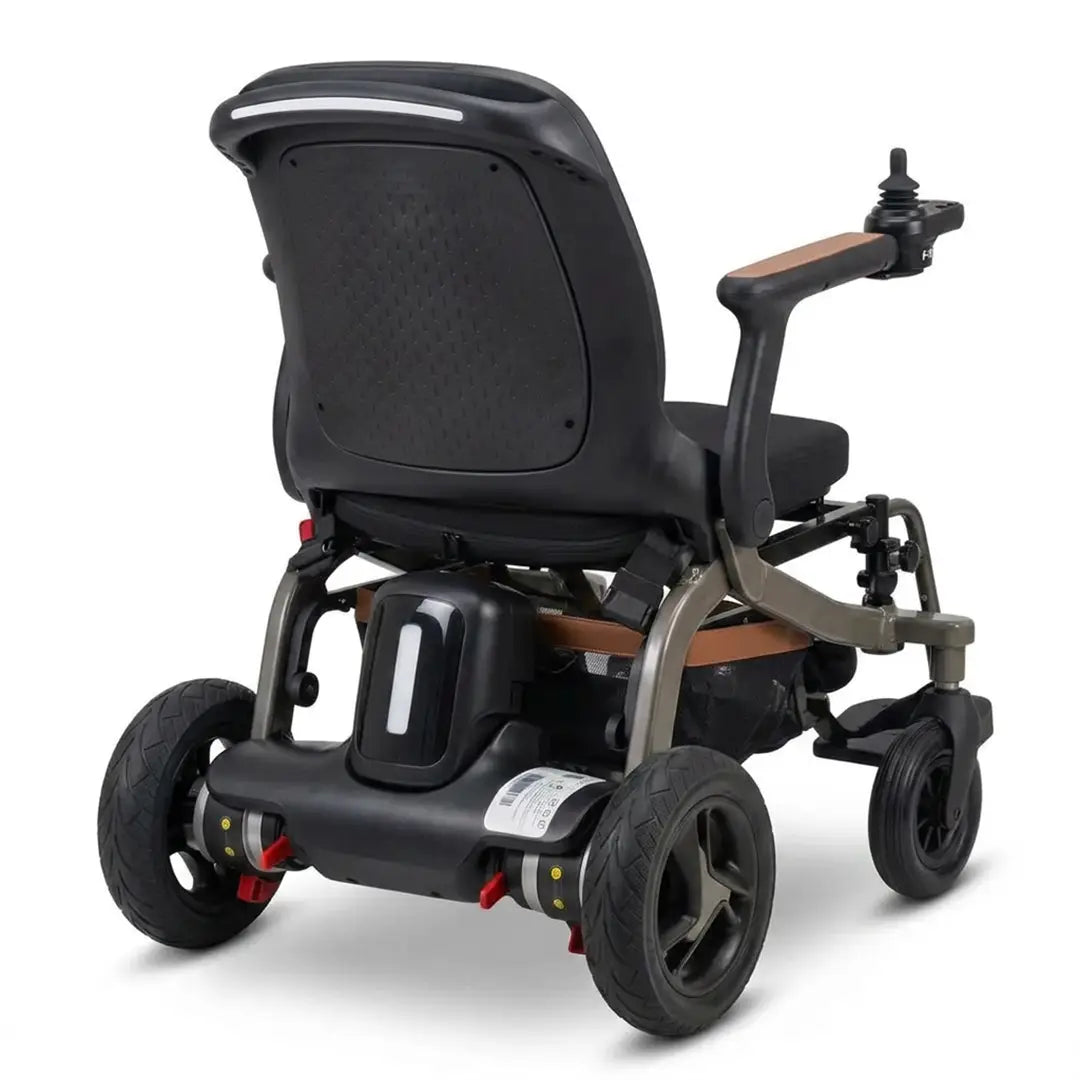 Silla de ruedas eléctrica compacta diseñada para maniobrar fácilmente en espacios reducidos dortomedical