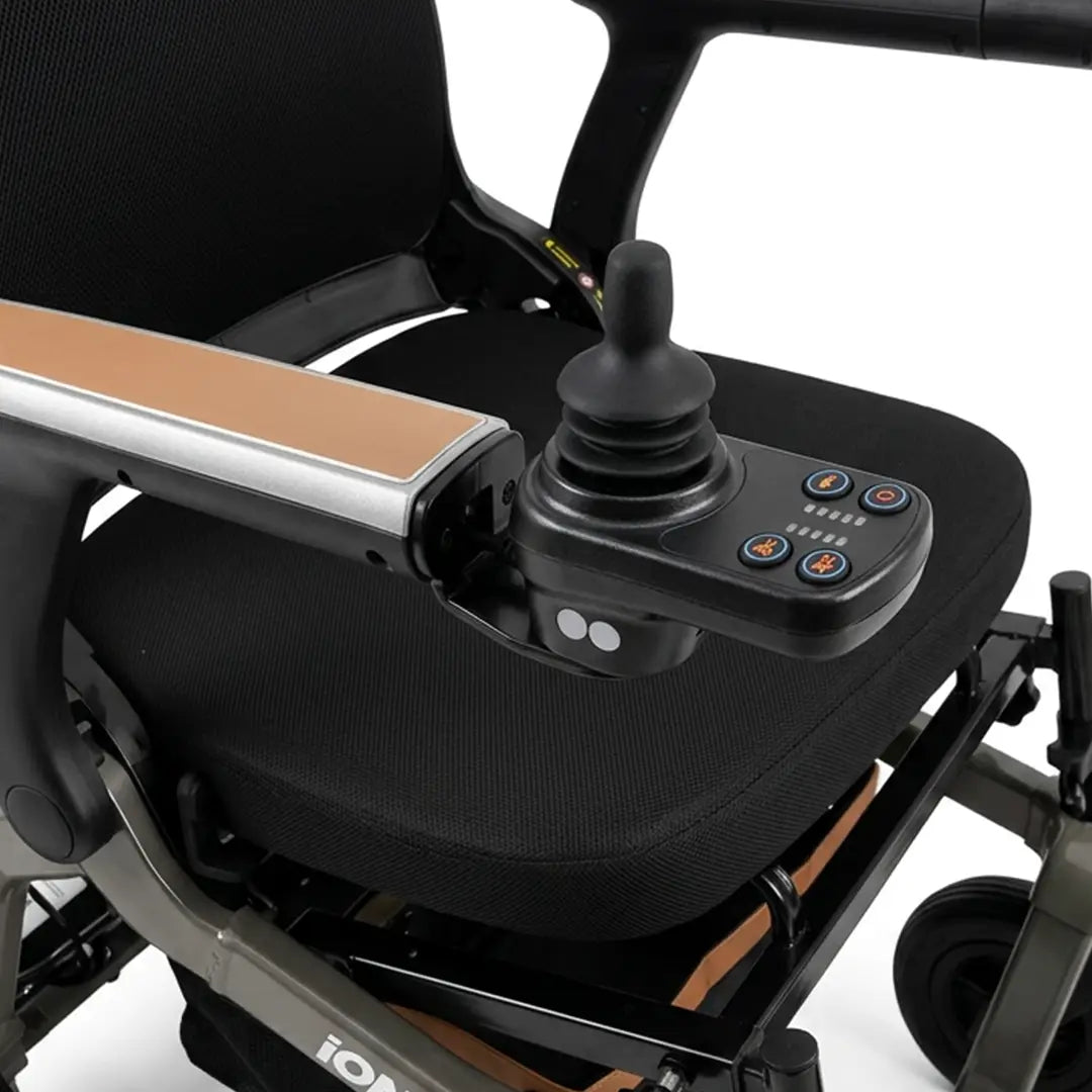 Silla de ruedas eléctrica con joystick intuitivo para un manejo sencillo y preciso dortomedical