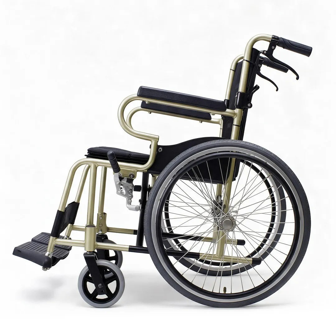 Vista lateral dela silla de ruedas KM-2500 con reposabrazos ergonómicos que aportan comodidad y facilitan el manejo dortomedical