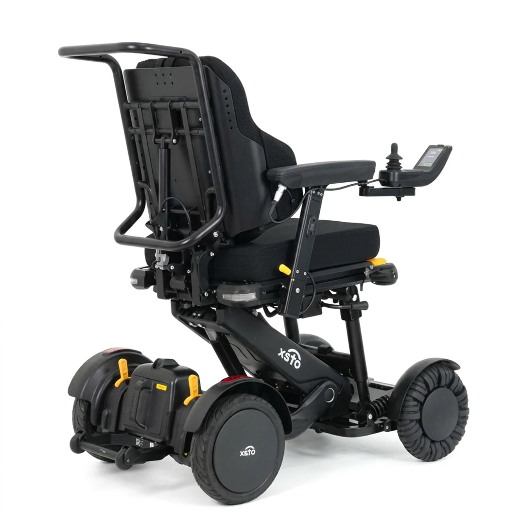 Vista trasera de la silla de ruedas eléctrica basculante con control de inclinación mediante joystick para adaptar la postura fácilmente dortomedical