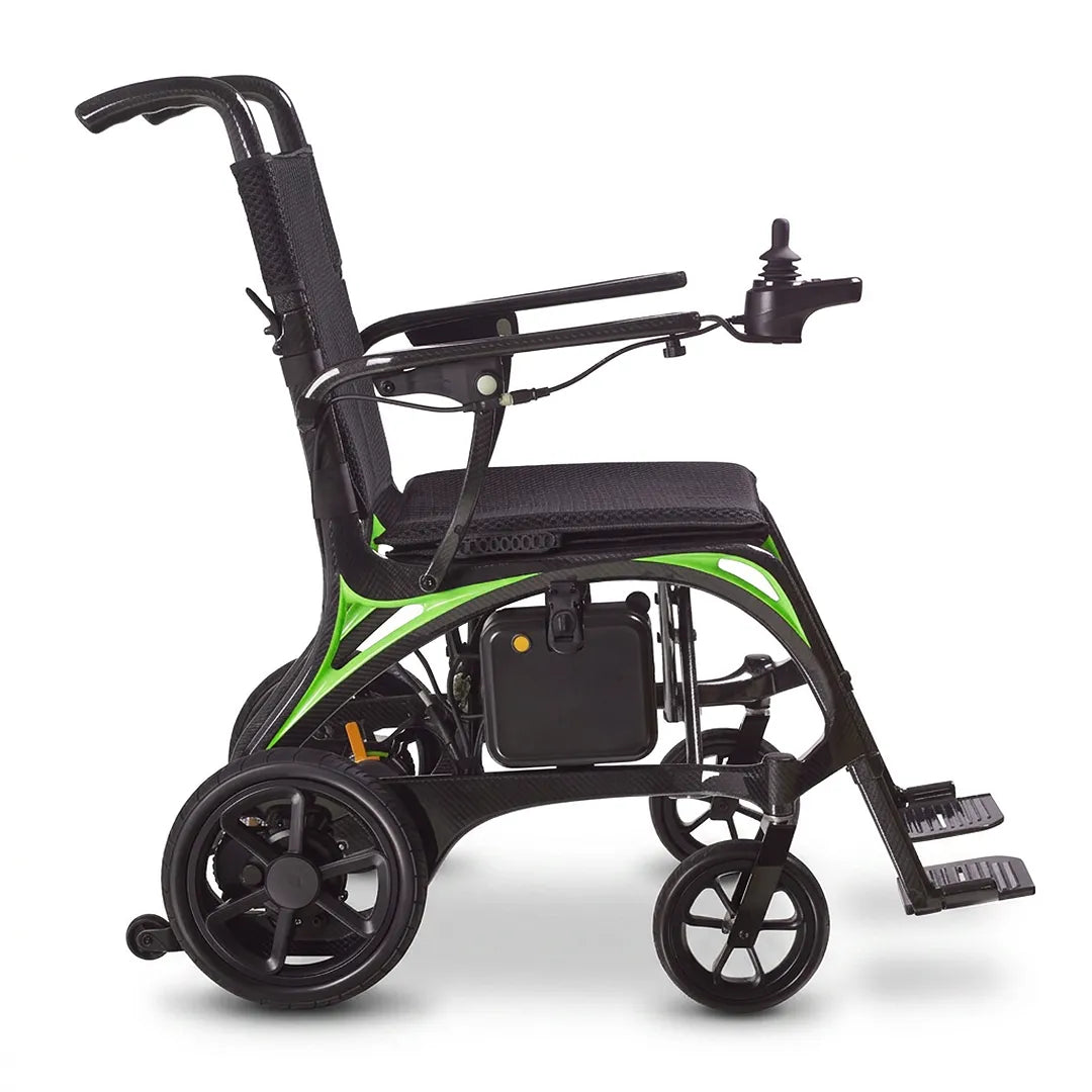 Vista lateral de la silla de ruedas eléctrica de carbono R820 con motores brushless para conducir suave dortomedical
