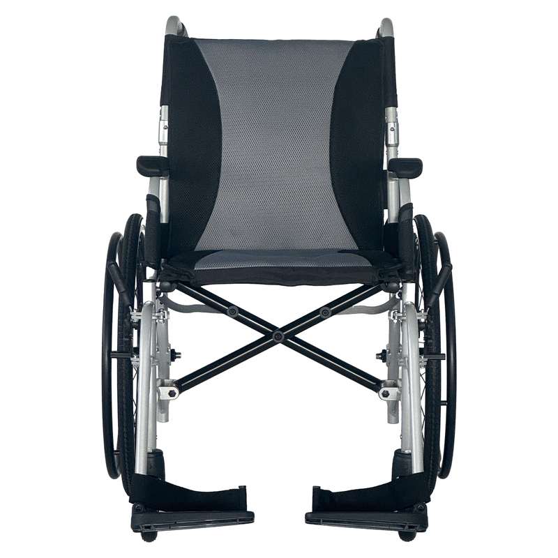 Vista frontal completa de silla de ruedas autopropulsable destacando el ancho de asiento y la estabilidad de las ruedas delanteras giratorias dortomedical