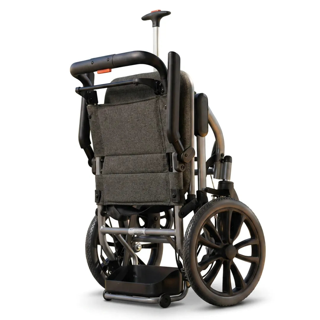 Vista plegada de la silla de ruedas ligera de traslado con estructura plegable y medidas compactas dortomedical