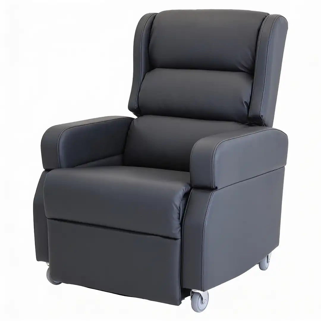 Sillón asistencial con tapicería de PVC hidrófugo en ángulo 3/4, combinando diseño moderno con resistencia para un uso intensivo dortomedical