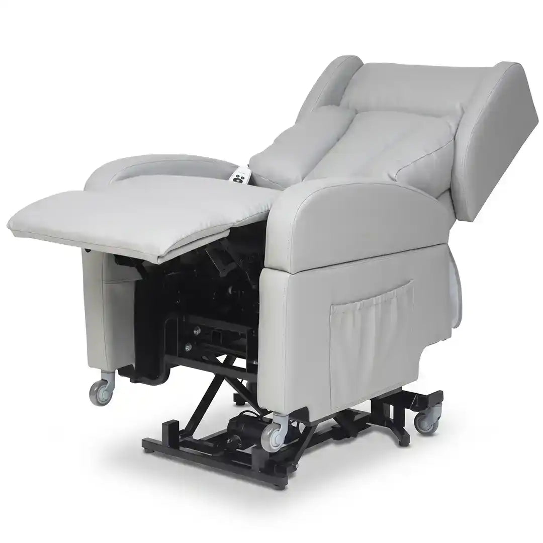 Sillón sanitario en posición reclinada con reposapiés extendido de forma simultánea, diseñado para ofrecer una postura de descanso óptima y aliviar la presión dortomedical