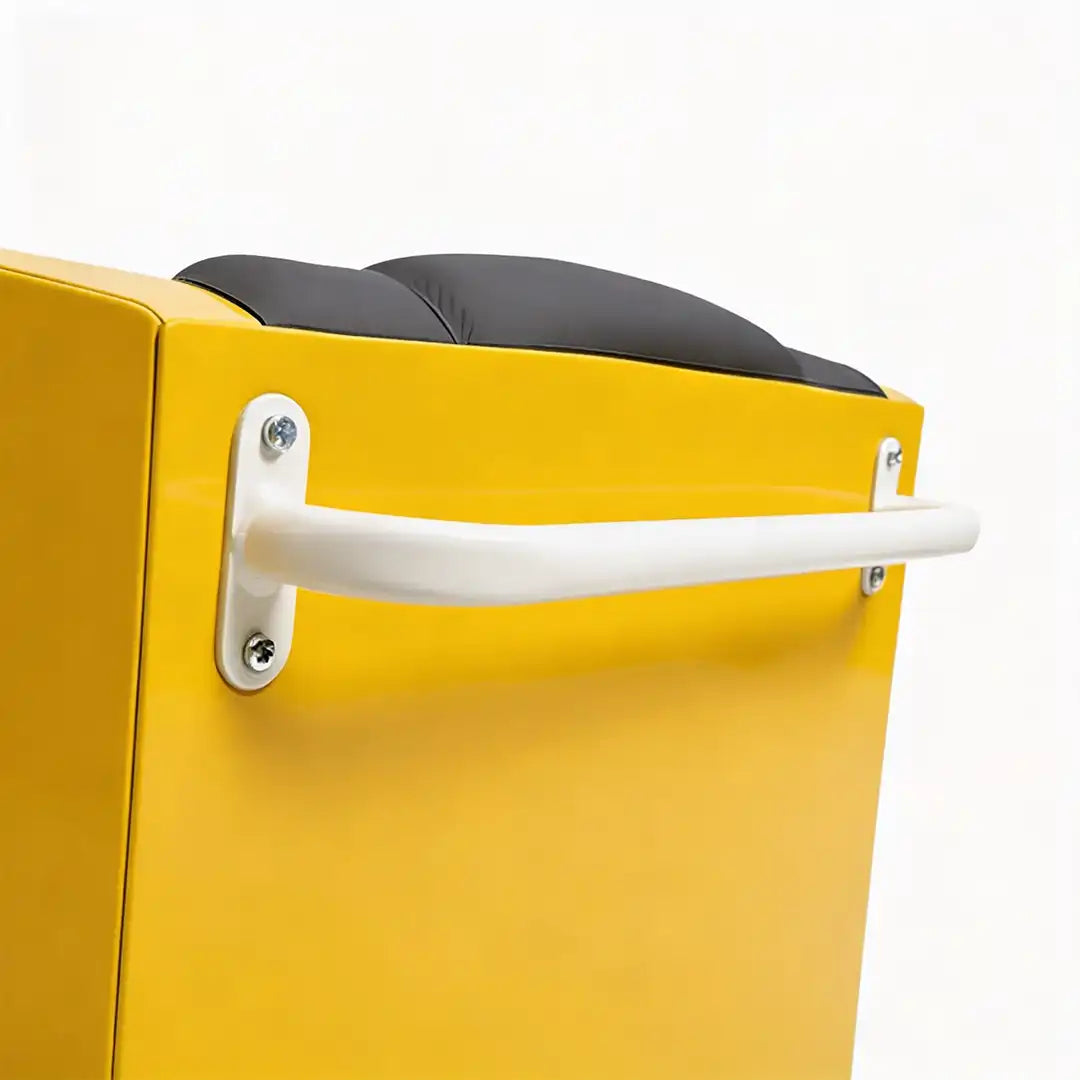 Detalle del asa de empuje ergonómica y ruedas multidireccionales con freno, diseñado para el transporte seguro de pacientes en hospitales o domicilios dortomedical