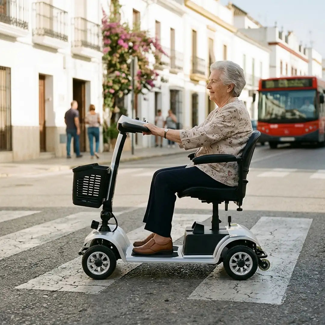 Usuaria cruzando paso de peatones utilizando el scooter eléctrico Nexora con altura de asiento regulable según el usuario dortomedical