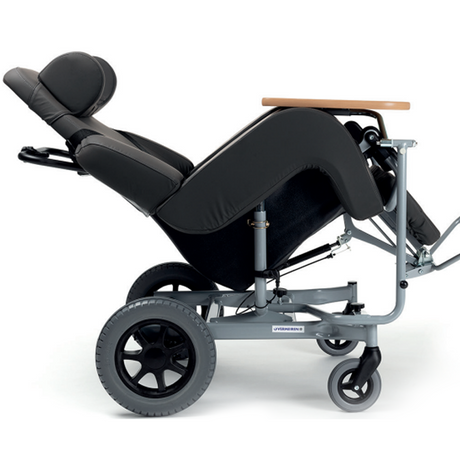 Poltrona basculante com rodas elétrica ou manual para exterior Coraille