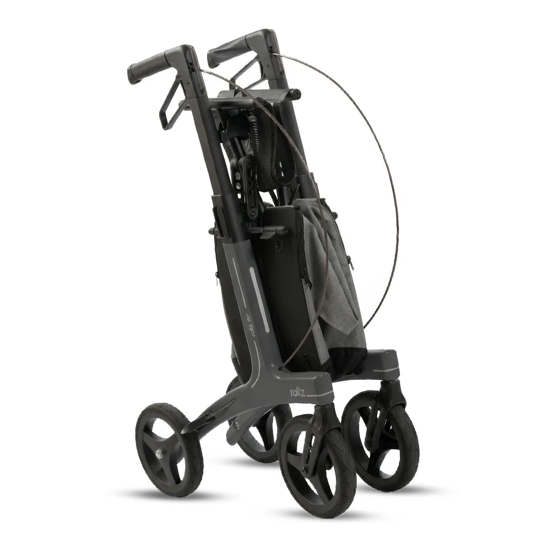 Vista plegada del andador de carbono con empuñaduras regulables en altura para caminar con la espalda erguida de Dortomedical.