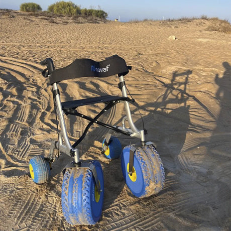 Imgen en la arena del andador de playa con asiento cómodo hipoalergénico y estructura estable para uso en exteriores dortomedical
