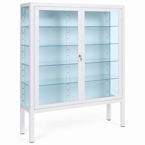 Vista en ángulo de la vitrina clínica mostrando los laterales de cristal pulido y las puertas abatibles con cerradura de seguridad para el control de medicamentos o instrumental médico dortomedical