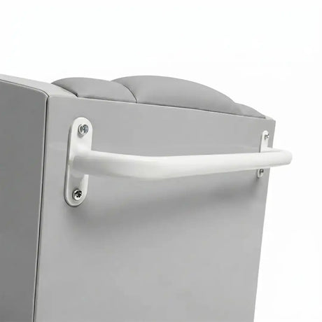 Primer plano del asa de empuje posterior, diseñada ergonómicamente para que los cuidadores puedan maniobrar y trasladar el sillón entre estancias de forma segura dortomedical