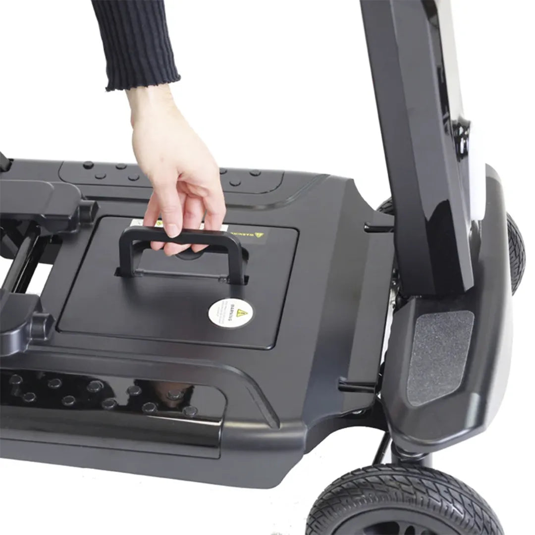 Imagen de una mano cogiendo la batería original extraíble para sacarla del scooter eléctrico dortomedical
