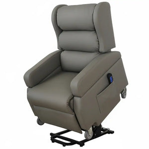 Segunda vista del sillón en posición de elevación máxima, destacando la estabilidad del chasis y el apoyo ergonómico durante la salida del asiento dortomedical