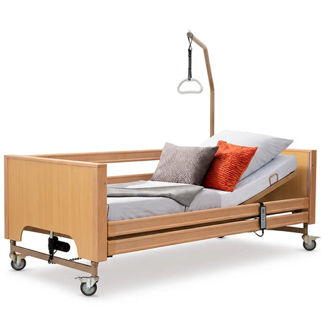 Cama articulada con elevación que incluye trapecio, barandillas, cabecero y piecero Antares dortomedical