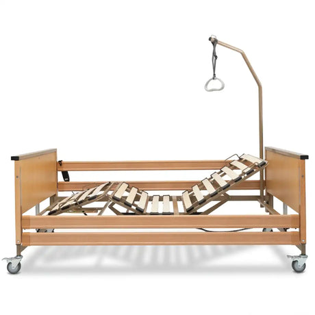 Cama para enfermos con trapecio incluido de serie que facilita una incorporación cómoda y autónoma dortomedical
