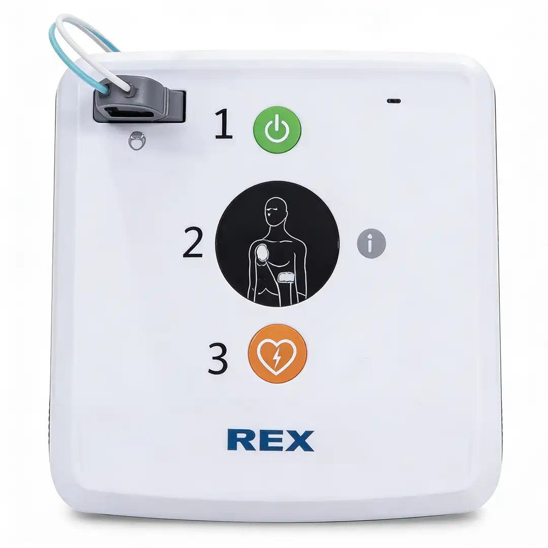 Vista frontal del desfibrilador REX mostrando su interfaz intuitiva numerada del 1 al 3: botón de encendido, gráfico de colocación de electrodos dortomedical
