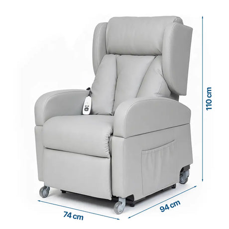 Esquema técnico con las cotas y medidas del sillón elevable, especificando el ancho total y de asiento para asegurar su encaje en habitaciones residenciales dortomedical