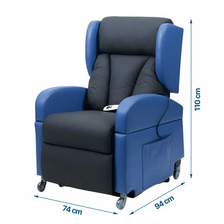 Infografía con cotas que marcan las medidas compactas del sillón elevador perfecto para cualquier salón o habitación dortomedical