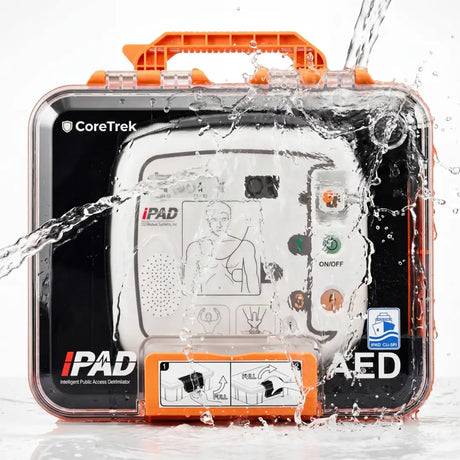 Estuche para desfibrilador iPAD CU-SP1 resistiendo un chorro de agua a presión; su doble cierre hermético crea un sellado total contra agua y polvo alcanzando un nivel de protección IP66 dortomedical