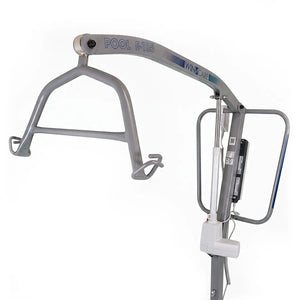 Grúa para piscina con brazo de gran recorrido para ofrecer mayor estabilidad en el uso dortomedical