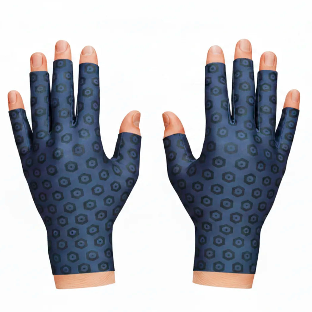 Plan de dos manos con los guantes para la artrosis de manos puestos lavables hasta 300 veces en lavadora dortomedical