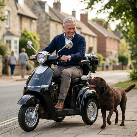 Hombre paseando en una scooter eléctrica tipo moto de alta potencia dortomedical