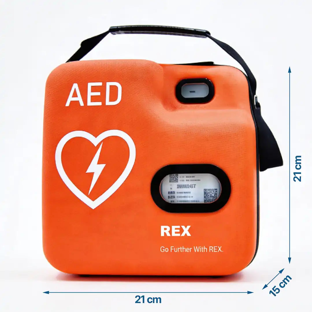 Infografía con las dimensiones del desfibrilador REX en su funda: 21 cm de alto, 21 cm de ancho y 15 cm de fondo, destacando su diseño compacto y portabilidad para emergencias dortomedical