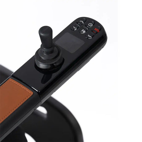 Primer plano del joystick de última generación con pantalla TFT a color, asistente de voz integrado y controles para regular la velocidad inteligente y activar el Bluetooth dortomedical