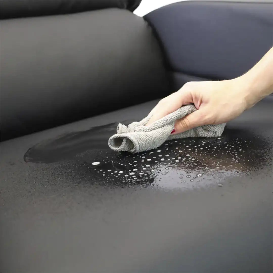 Primer plano de la limpieza de un líquido derramado sobre el asiento; la tapicería de PVC hidrófugo es ideal para usuarios con incontinencia por su facilidad de desinfección dortomedical