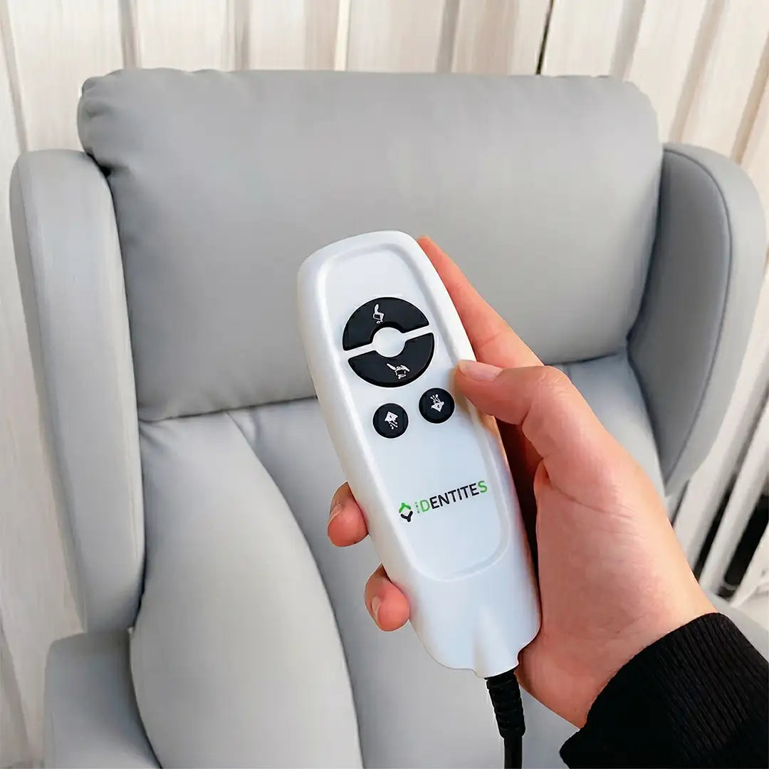 Primer plano del mando a distancia del sillón elevable, con botones sencillos e intuitivos para manejar la reclinación y el sistema de incorporación eléctrica dortomedical