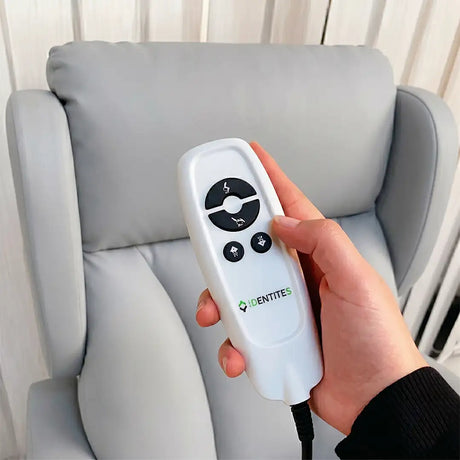 Primer plano del mando a distancia del sillón elevable, con botones sencillos e intuitivos para manejar la reclinación y el sistema de incorporación eléctrica dortomedical
