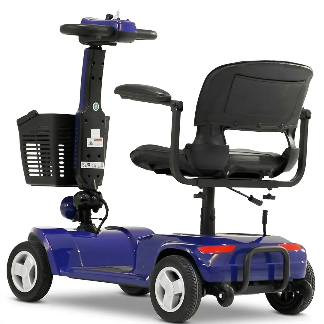 Vista trasera de un scooter eléctrico de movilidad de cuatro ruedas en color azul, con asiento de cuero negro acolchado, reposabrazos, cesta delantera negra, manillar delta y luces traseras rojas dortomedical