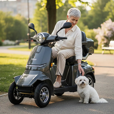 Mujer paseando en moto para mayores con baterías de gel de 60V que garantizan un rendimiento potente y estable de Dortomedical