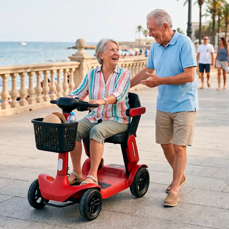 Pareja paseando con el scooter plegable con cesta delantera con capacidad de 20 litros dortomedical