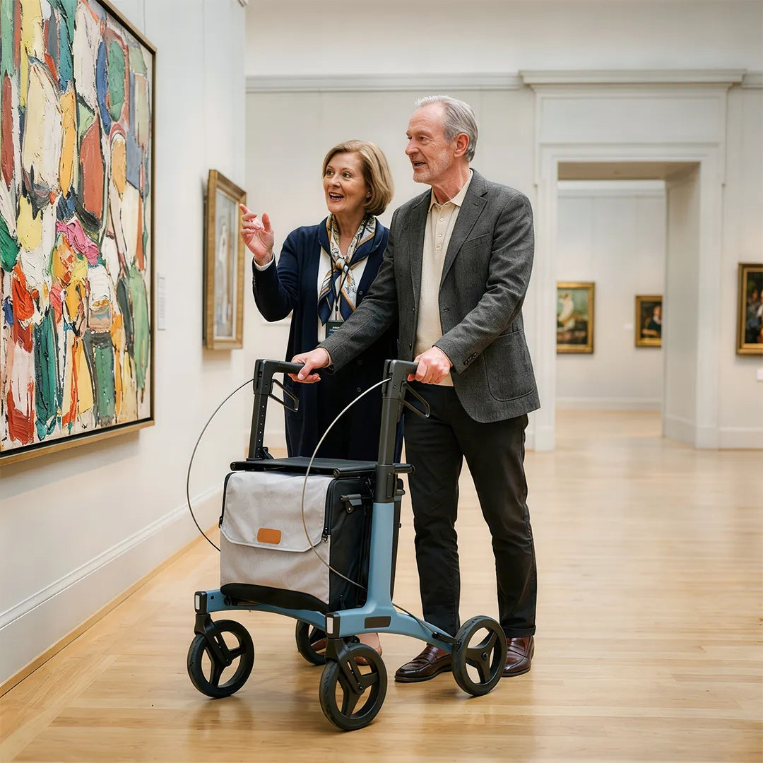 Pareja visitando museo con el apoyo del andador para adultos plegable y resistente dortomedical