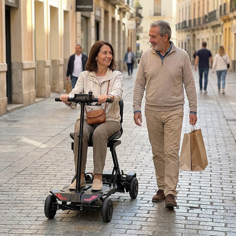 Imagen de una mujer y su marido de shopping con el scooter de batería de litio de 10Ah dortomedical