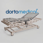 Vista realista de la cama articulada geras con carro elevador dortomedical