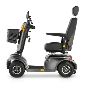 Vista lateral del scooter eléctrico con avanzada tecnología que incluye una pantalla LCD para que disfrutes durante el desplazamiento dortomedical
