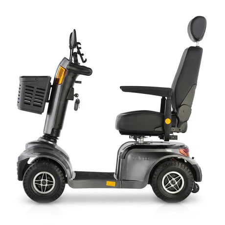Vista lateral del scooter eléctrico con avanzada tecnología que incluye una pantalla LCD para que disfrutes durante el desplazamiento dortomedical