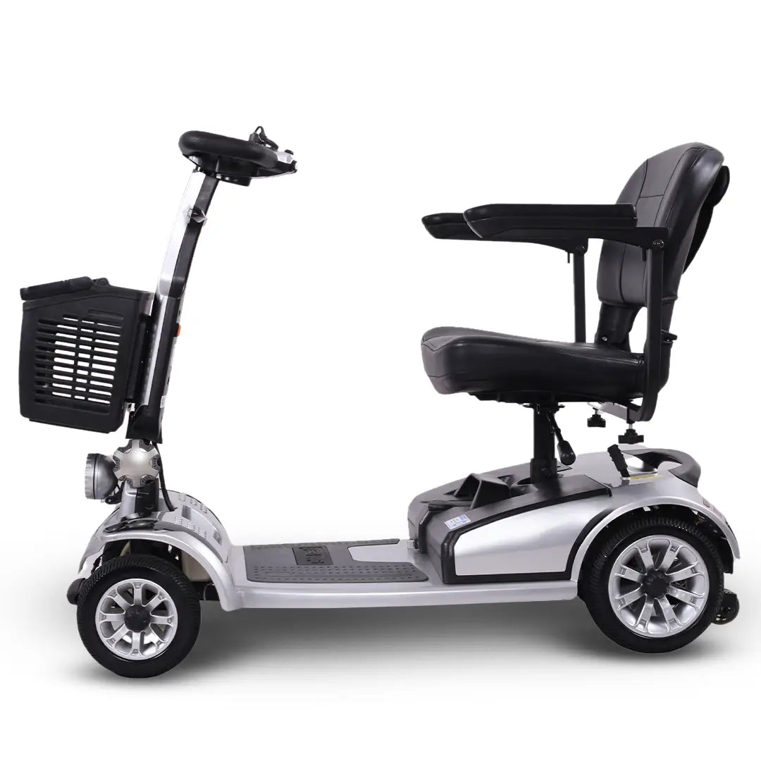 Vista lateral izquierdo del scooter eléctrico compacto de dimensiones reducidas perfecto para maniobrar en espacios estrechos y ascensores dortomedical