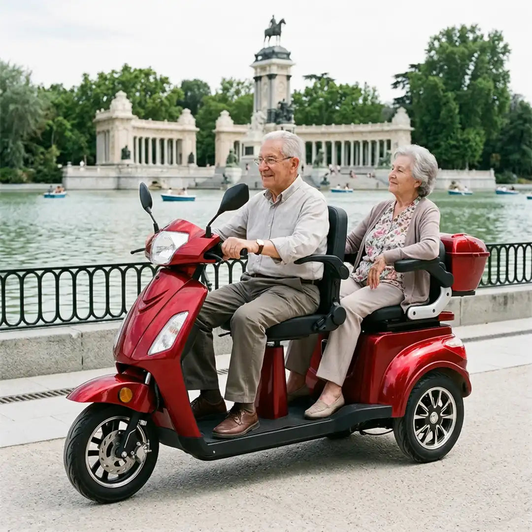 Usuarios disfrutando de un paseo por el retiro en el scooter eléctrico de dos plazas Faster Neo 3 para movilidad y accesibilidad dortomedical
