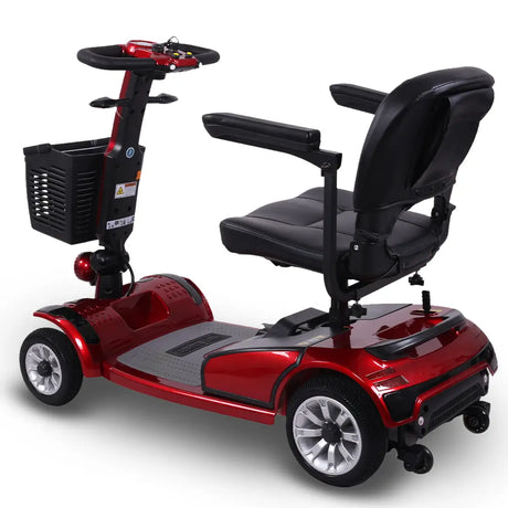 Vista trasera del scooter eléctrico urbano en color rojo y con puerto USB integrado para cargar el teléfono móvil en movimiento dortomedical