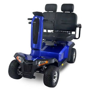 Scooter de movilidad doble maniobrando fácilmente en un espacio reducido gracias a su función de marcha atrás y radio de giro eficiente dortomedical