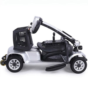 Scooter de movilidad color plata plegado por el mástil sin herramientas y con asiento extraído para guardarlo en el coche dortomedical